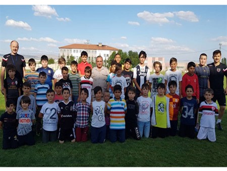 Şahin, Yaz Futbol Okulu’nu ziyaret etti