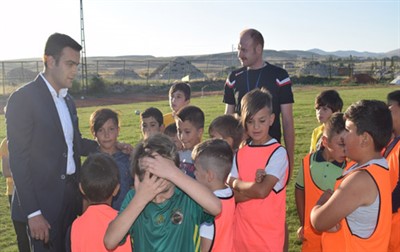 Topaloğlu Yaz Futbol Okulu’nu ziyaret etti