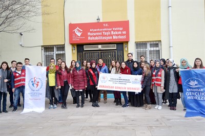 Gönüllü gençler büyükleri dinledi – Kocatepe Gazetesi