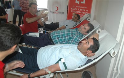 BYEGM teşvik etti, gazeteciler kan bağışladı