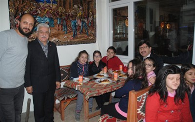 Öğrenciler Emekliler Lokali’nde kahvaltı etti