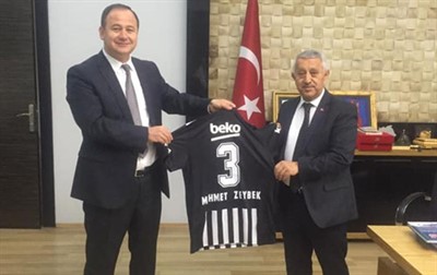 Günçar’dan Zeybek’e Beşiktaş forması – Kocatepe Gazetesi