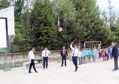 Kaymakam çocuklarla basketbol oynadı – Kocatepe Gazetesi