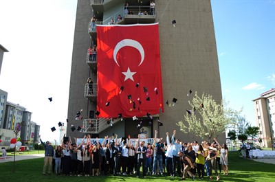 Türk bayraklarının asıldığı Üniyurt’ta;