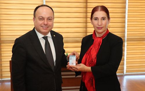 Başkan Serteser,  basın kartını CİB Müdürü Burcu’nun elinden aldı