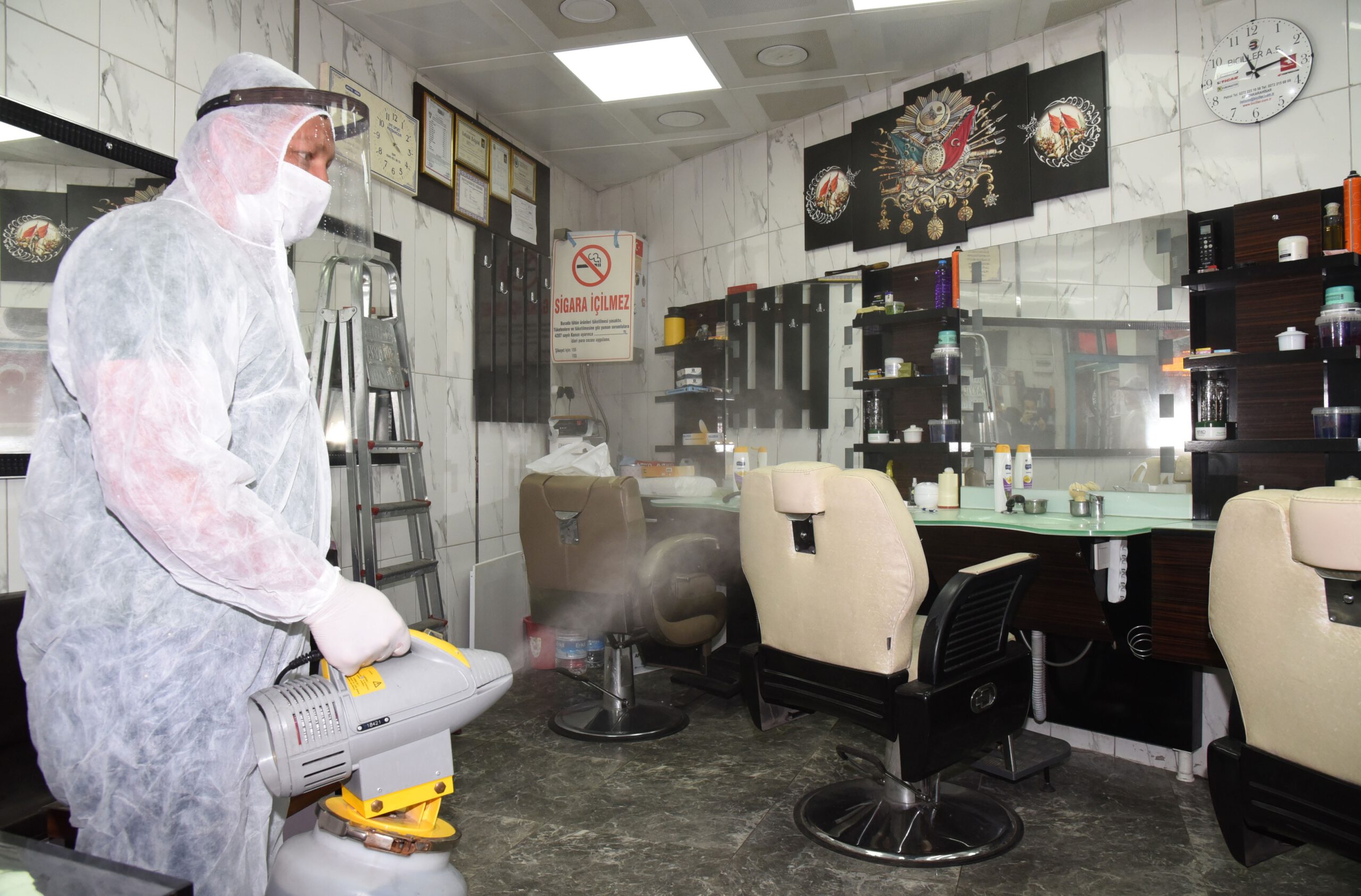 Belediye, berber ve kuaför  salonlarını dezenfekte etti