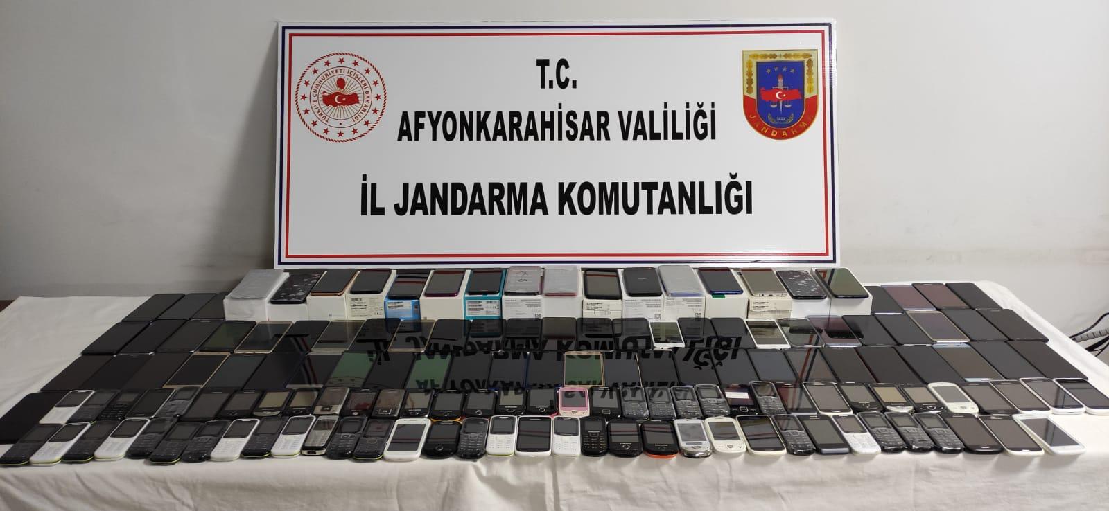 Ortak operasyonda 145 adet kaçak cep telefonu yakalandı