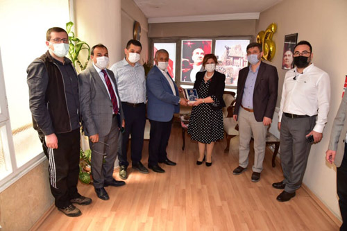 Başkan Zeybek Gün FM’i ziyaret etti: Belediye’den gençlere ücretsiz internet ve kaykay pisti