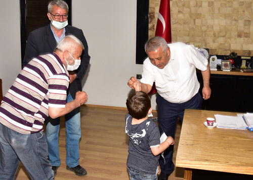 Şehit ailelerinden  Başkan Zeybek’e ziyaret