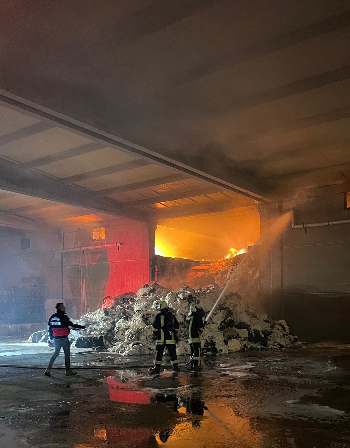 Afyon’da iplik fabrikasında yangın çıktı