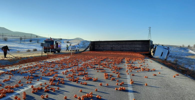 Afyon-Bolvadin’de devrilen tırdaki tonlarca portakal yolu kapattı