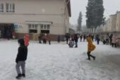 Yaşlılar vatandaşlar kar yağışında çocuklar gibi eğlendi
