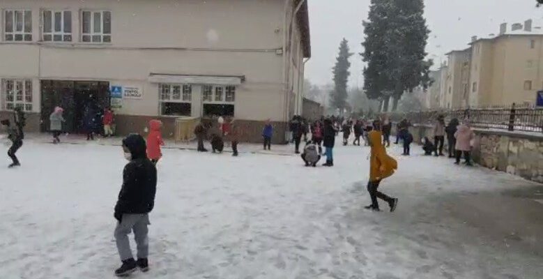 Yaşlılar vatandaşlar kar yağışında çocuklar gibi eğlendi