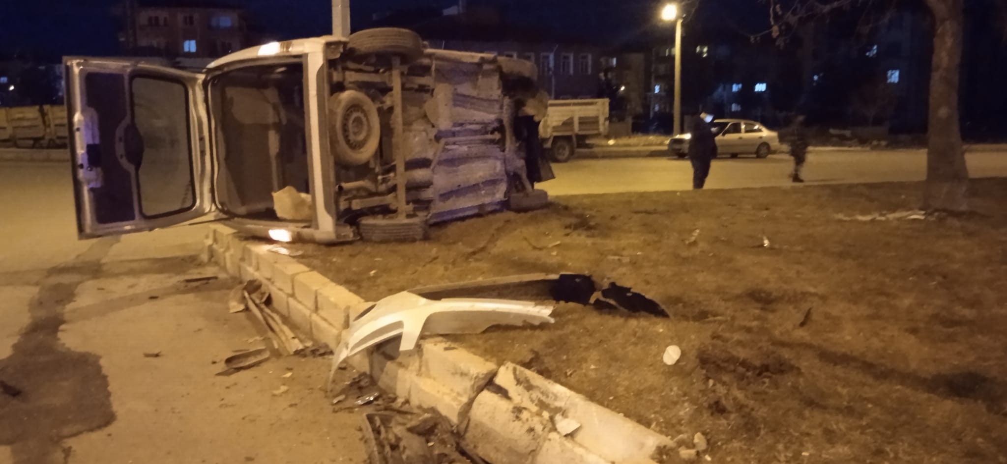 Afyon’da iki aracın çarpıştığı kazayı 6 kişi şans eseri yara almadan atlattı