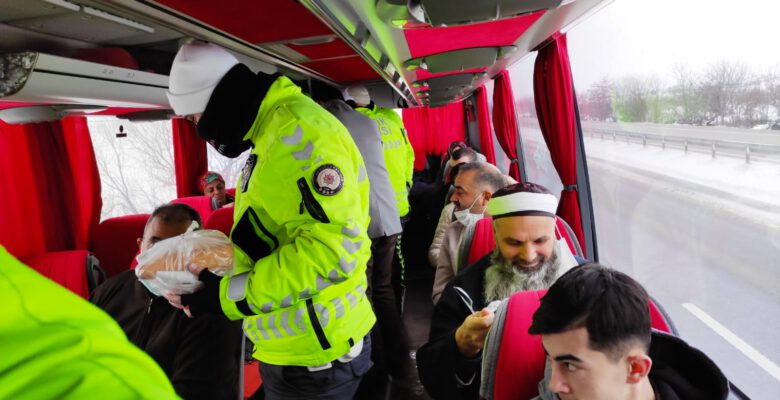 Afyon’da yolda kalanların imdadına polis yetişti