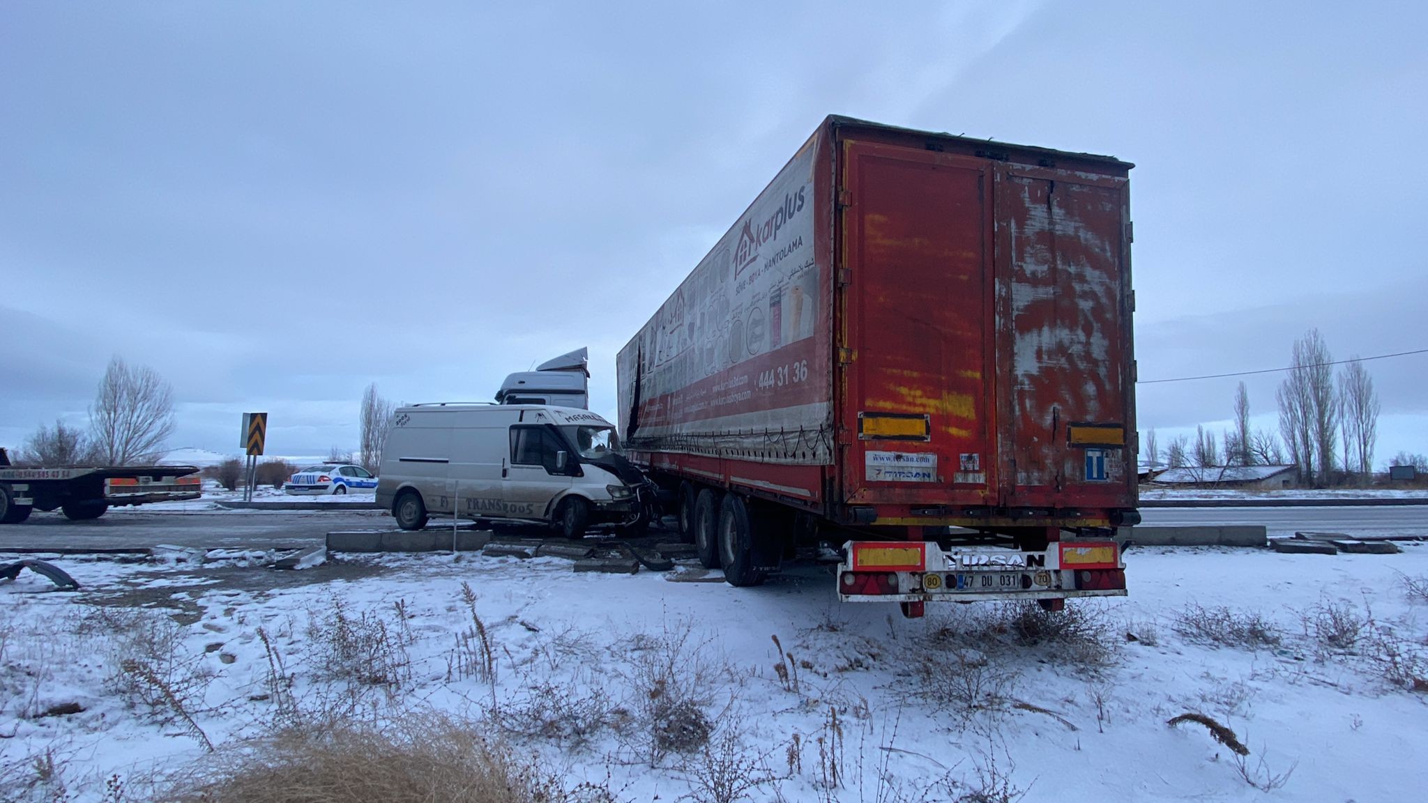 Afyon-Bolvadin’de 2 tır ve bir kamyonetin karıştığı kazada 1 kişi yaralandı