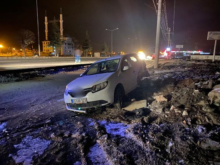 Bolvadin’de çarpışan araçların savrulurken çıkardığı kıvılcımlar güvenlik kamerasında