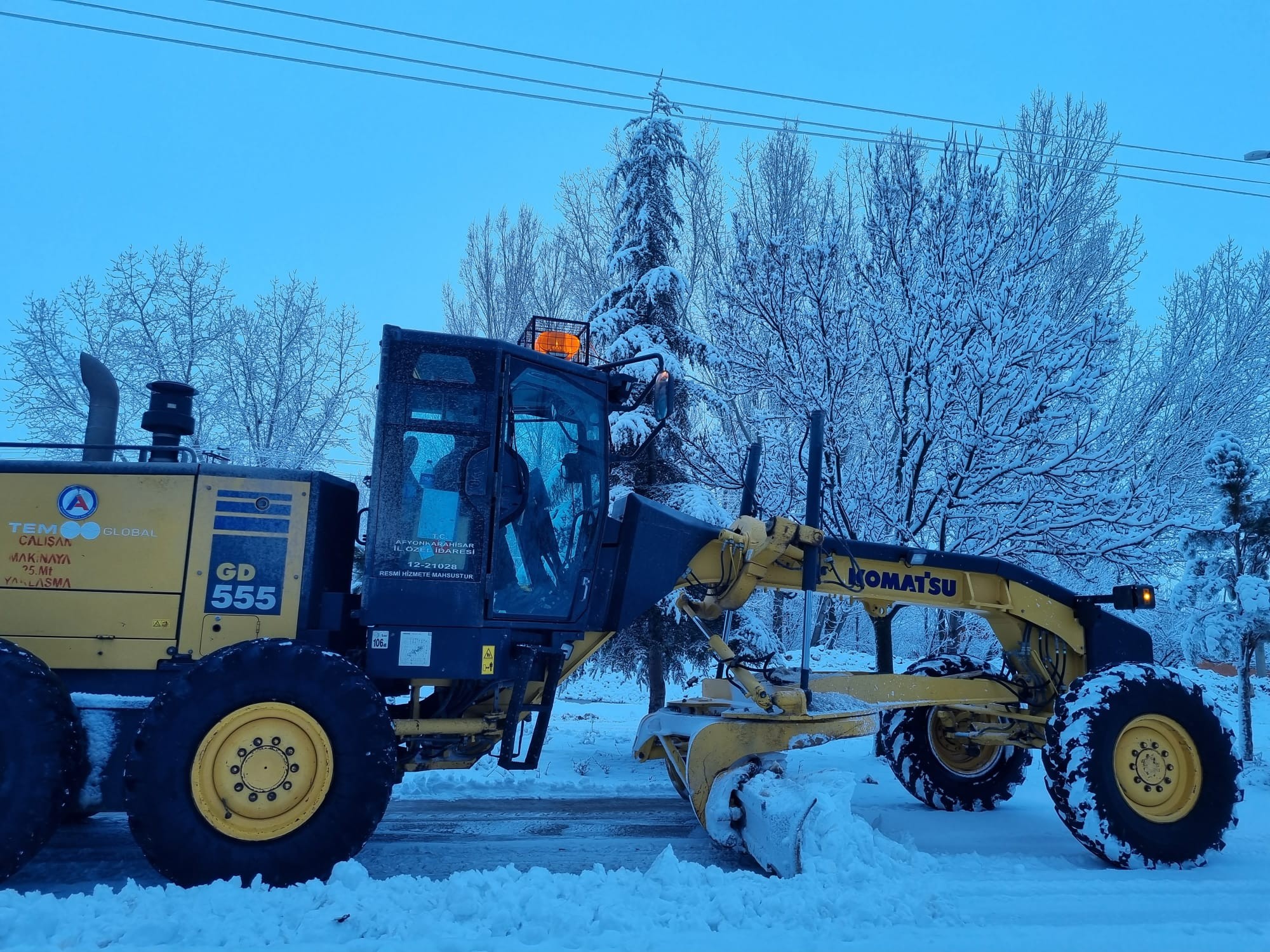 Kar yağışı nedeniyle kapanan köy yollarını açma çalışmaları sürüyor