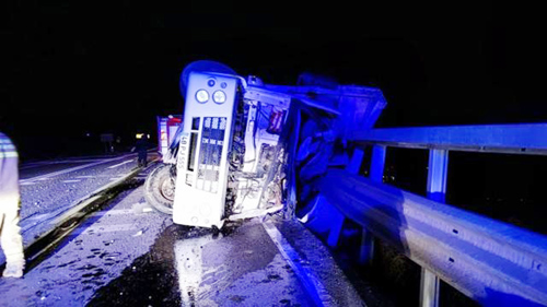 Sakatat yüklü kamyon devrildi, Afyonlu şoför öldü