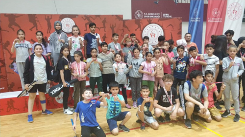 15 yaş altı sporcular Badmintonda yarıştı