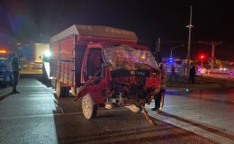 İki kamyon kavşakta çarpıştı, 2 kişi yaralandı