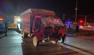 İki kamyon kavşakta çarpıştı, 2 kişi yaralandı