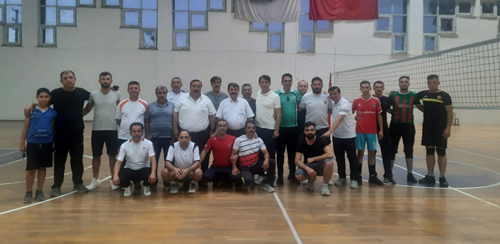 Dinar’da Kurumlar Voleybol Turnuvası’nda yarışıyor