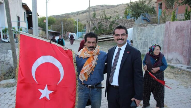Kaymakamı Türk bayrakları ile karşıladılar