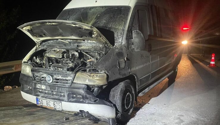 Seyir halindeyken yanan minibüsün şoförü son anda kurtuldu