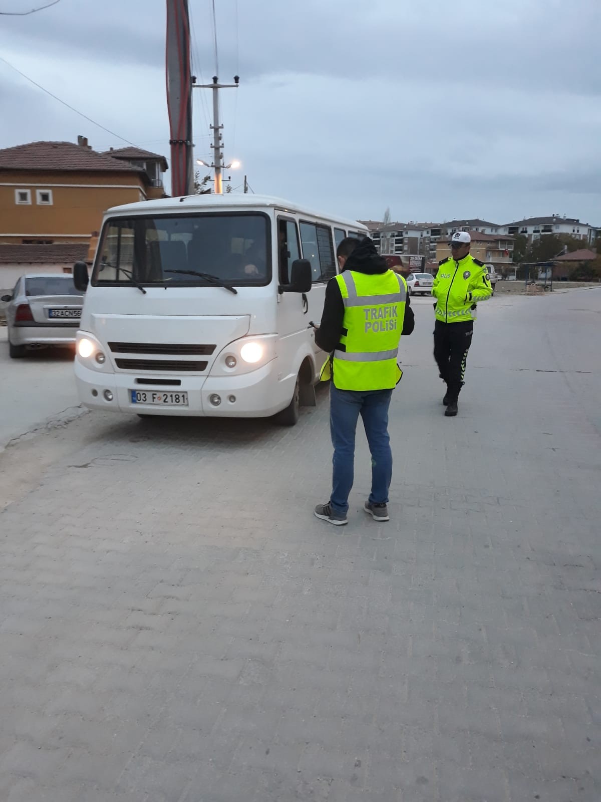 Dinar’da öğrenci servislerine yönelik polis denetimi