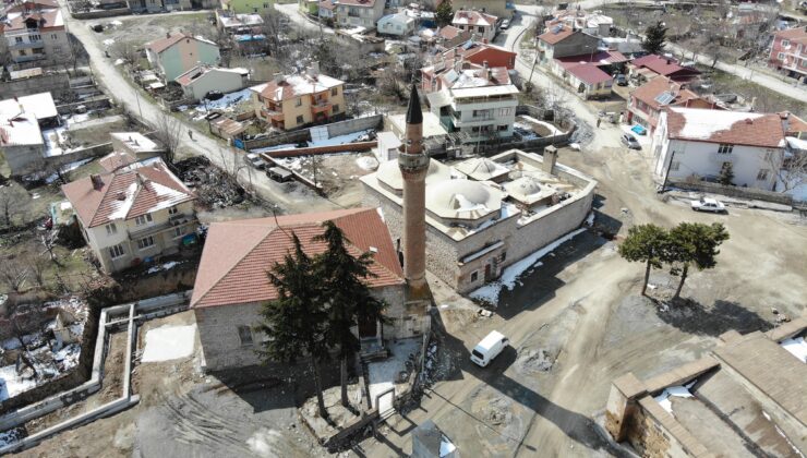 Karamanoğlu Mehmet Bey’in yaptırdığı 800 yıllık cami halen ayakta
