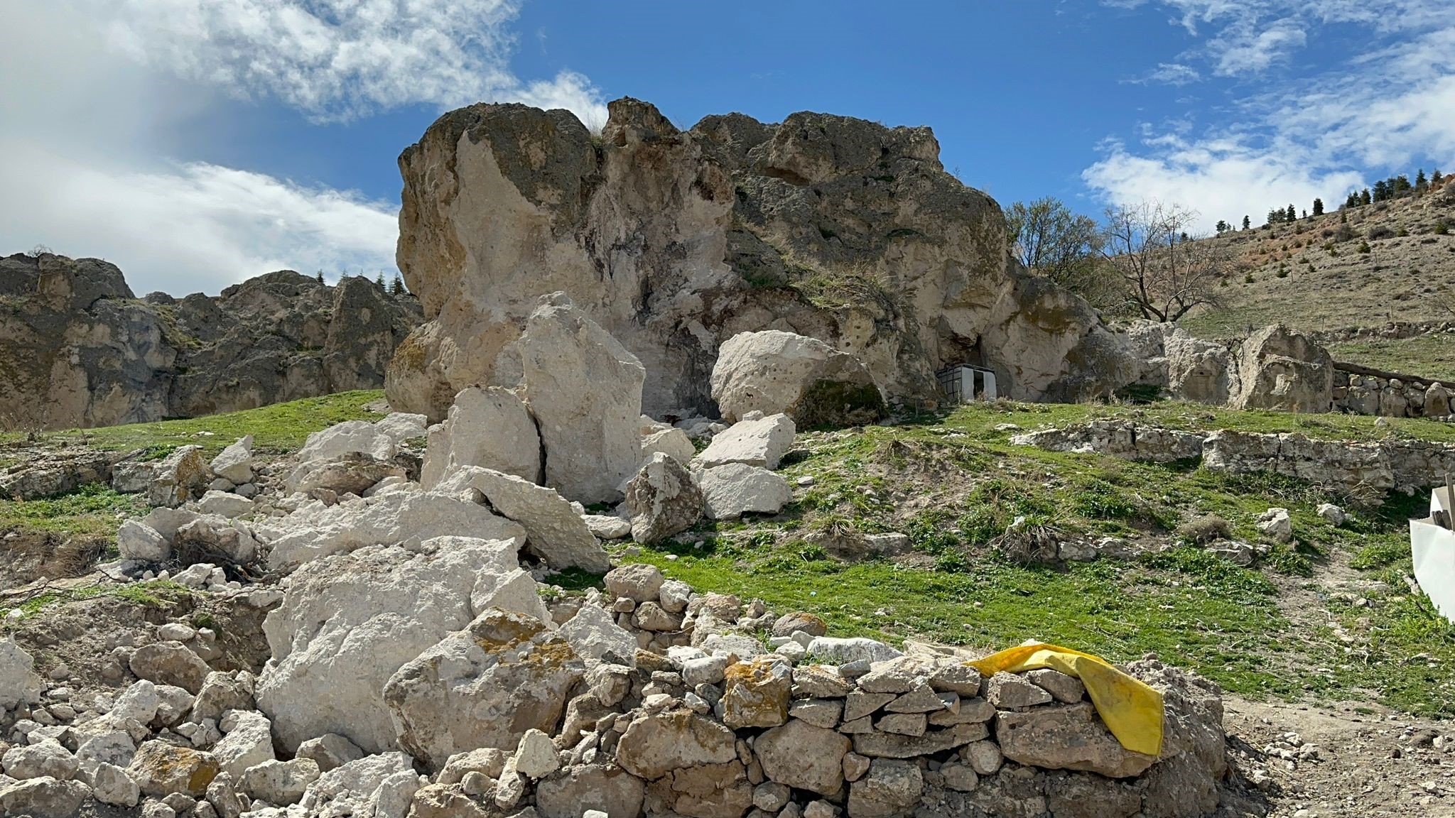 Afyonkarahisar’da yamaçtan kopan kaya