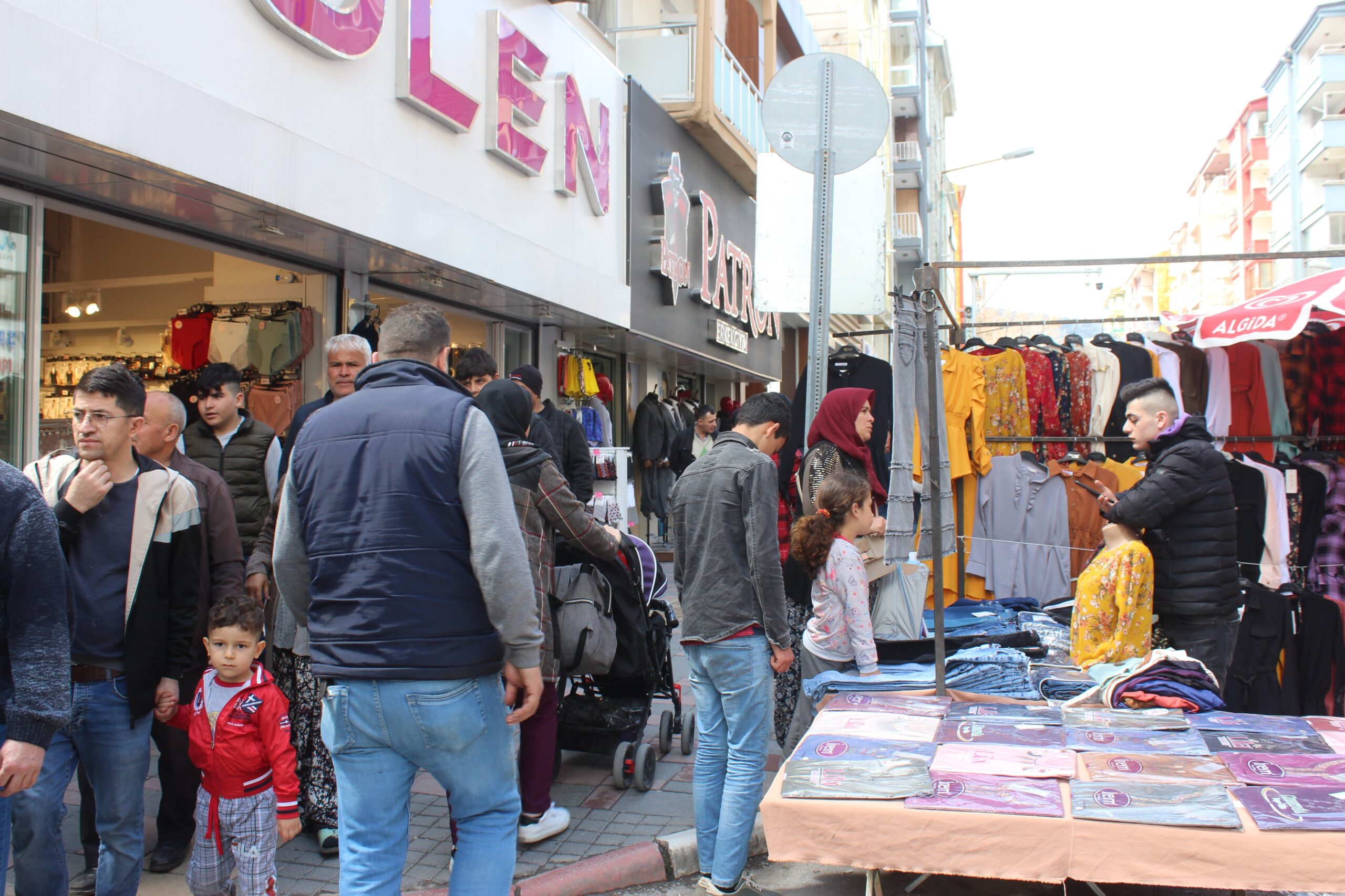Afyonkarahisar’da kurulan bayram pazarında