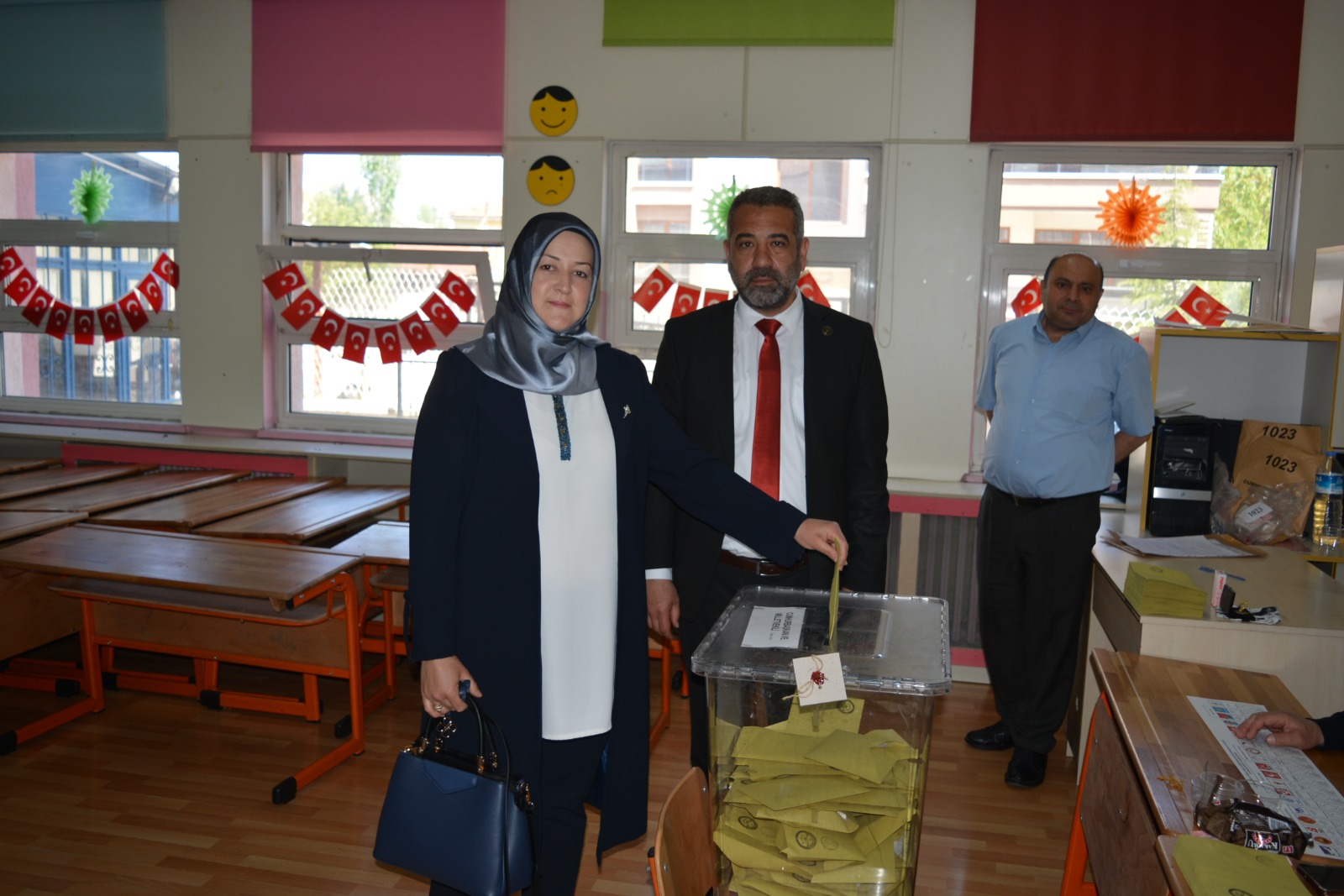MHP Milletvekili Adayı Yücel Genç eşiyle birlikte oy kullandı
