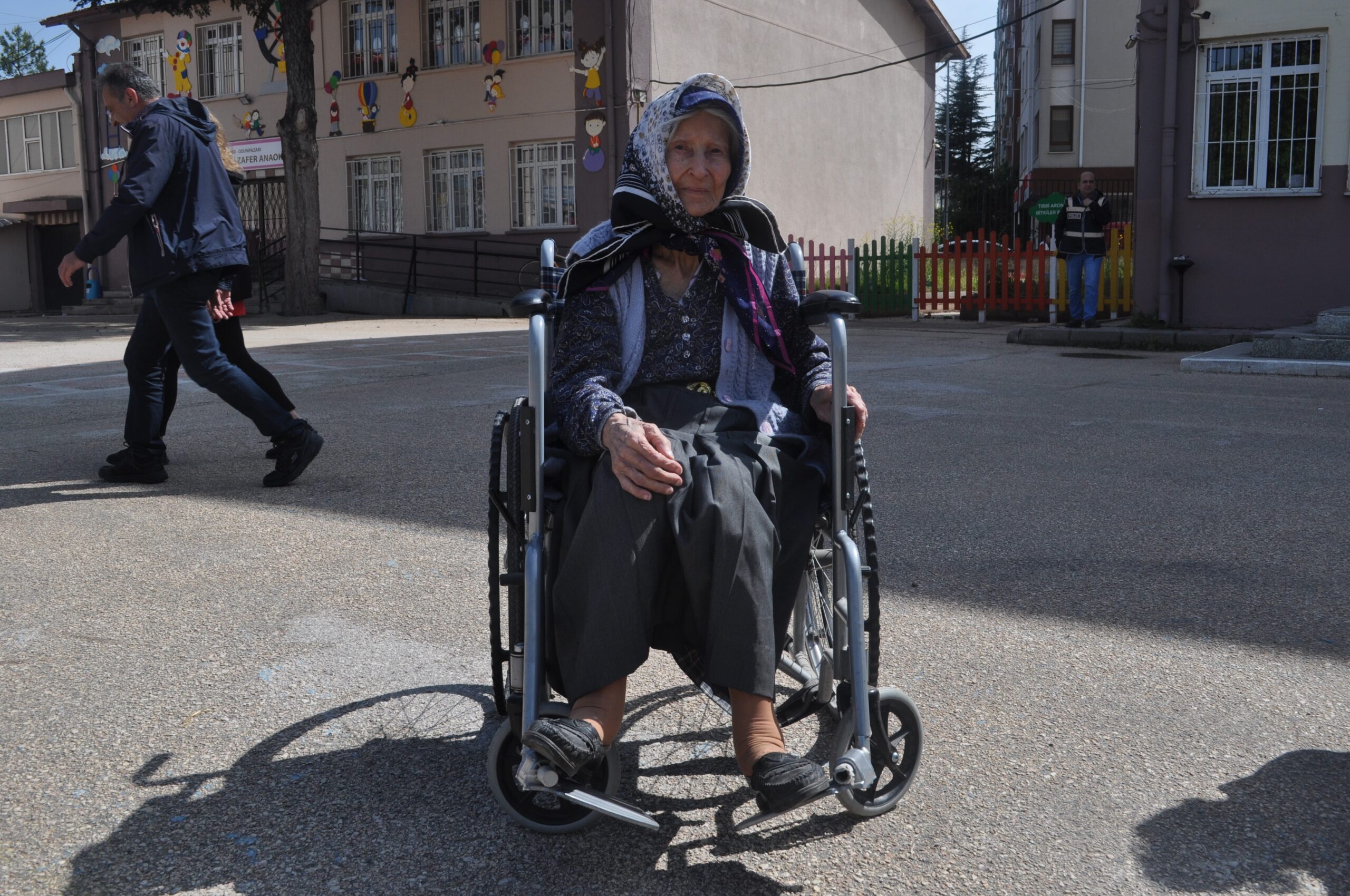 92 yaşındaki Zehra teyze tekerlekli sandalye ile de olsa oyunu kullandı