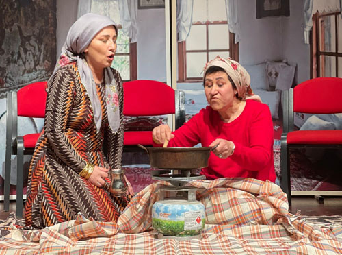 Gönüllü kadınlar depremzedeler  yararına tiyatro oyunu sergiledi