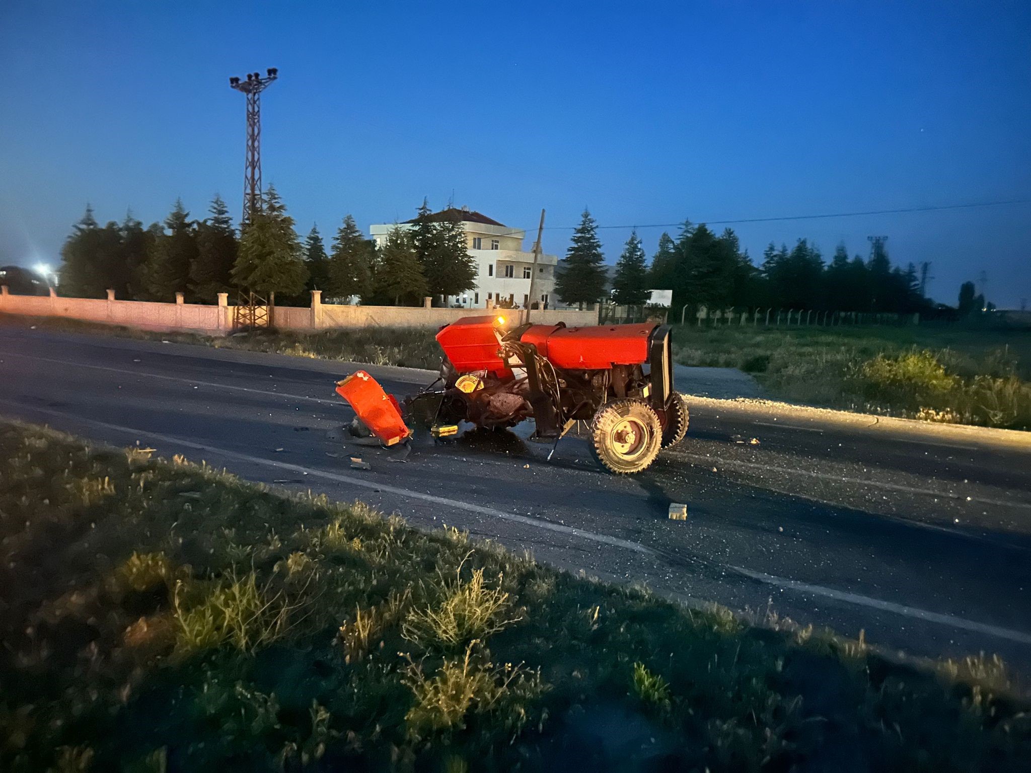 Afyonkarahisar’da otomobilin çarptığı traktör