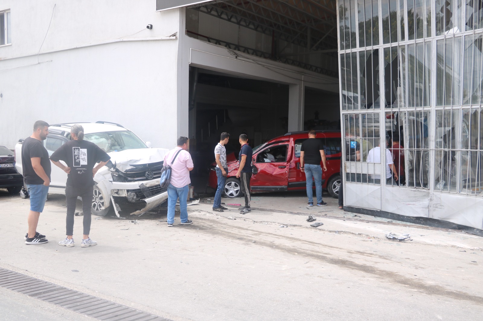 Afyonkarahisar’da kavşakta çarpışan araçlardan biri dükkana girdi
