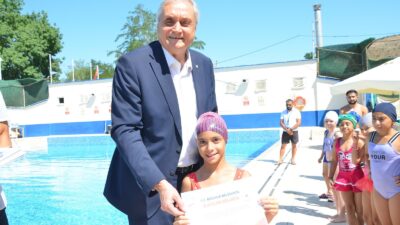Minik yüzücüler katılım belgelerini Başkan Bakkalcıoğlu’nun elinden aldı