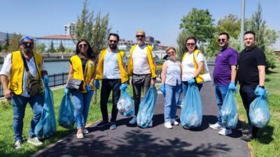 Afyon Zafer Lions Kulübü üyeleri çevre temizliği yaptı