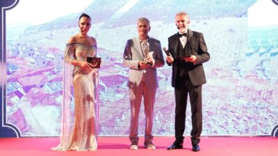 Başkan Erol, yılın en başarılı ‘Sosyal Hizmet Belediyeciliği’ ödülünü aldı