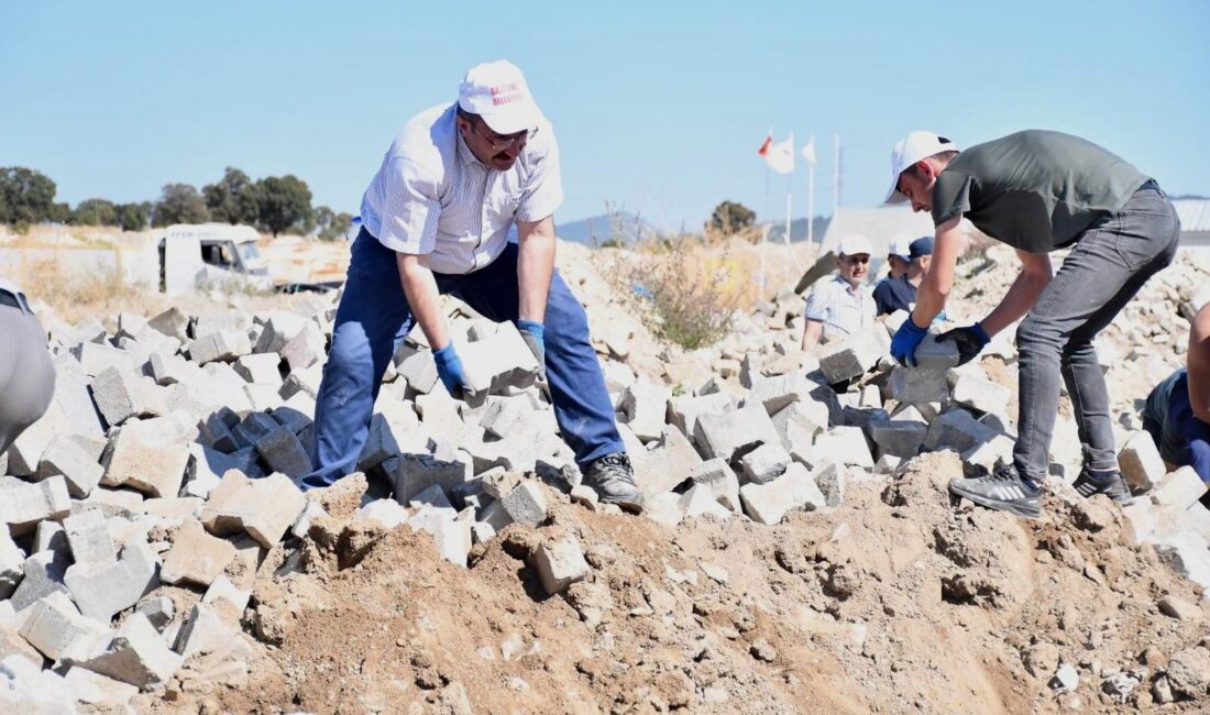 Başkan Doğan, belediye işçileriyle molozların arasından parke taşı ayıkladı
