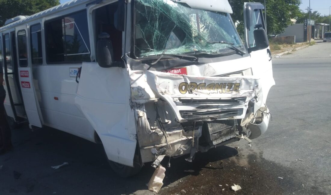 OSB hat minibüsü kaza yaptı, 4 kişi yaralandı