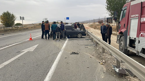 Afyonkarahisar'da iki otomobil çarpıştı: 1 ölü, 4 yaralı 