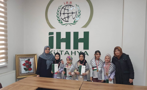 Genç Kızlar Evlerindeki Eşyaları Satıp Parasını Gazze’ye Bağışladılar