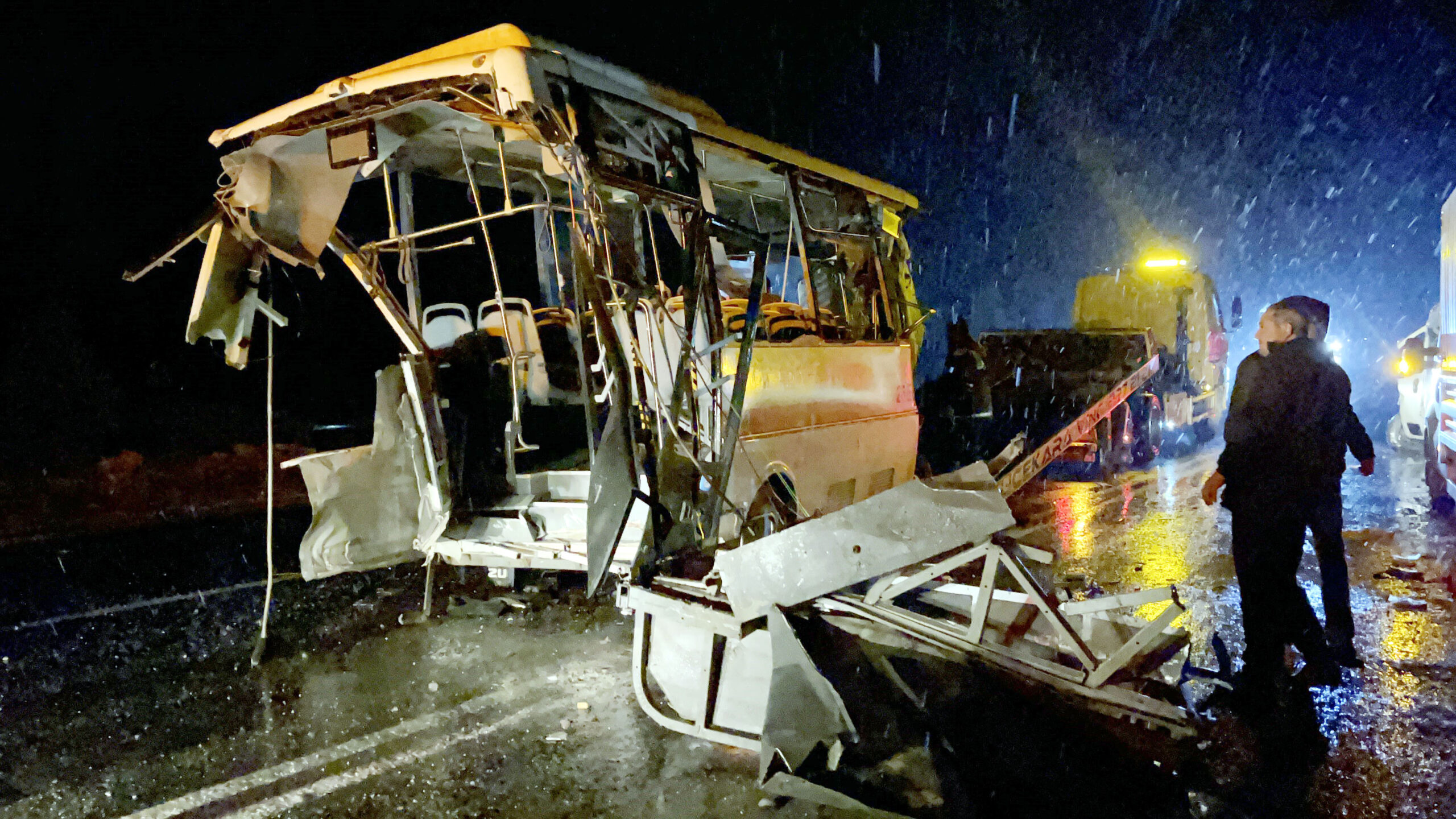 Feci kaza: 2 otobüs ve 1 karavan birbirine girdi