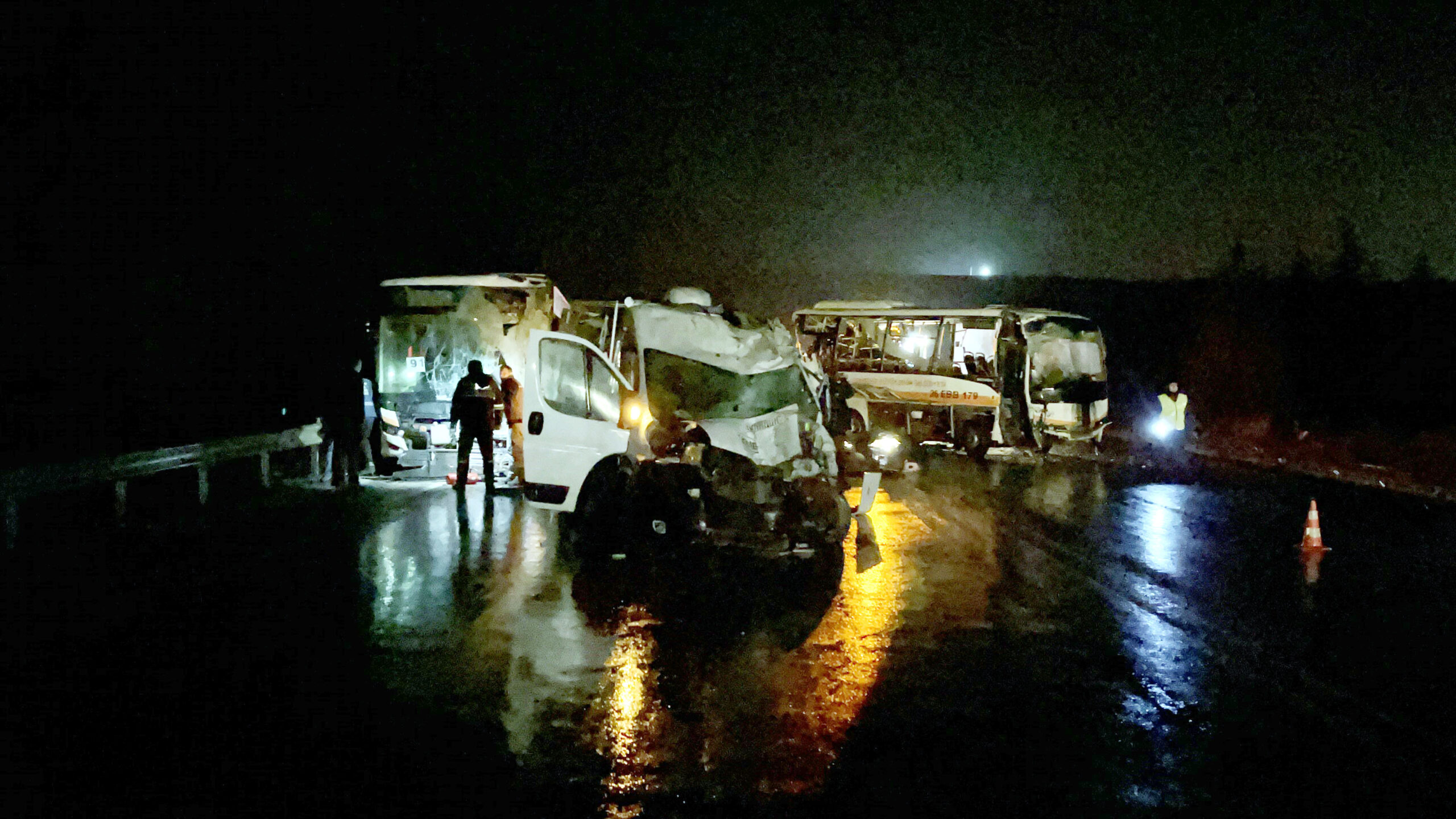 Feci kaza: 2 otobüs ve 1 karavan birbirine girdi