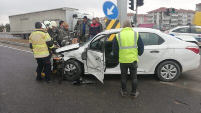 2 Otomobil ‘Akıllı Kavşak’ta Çarpıştı: 4 Yaralı