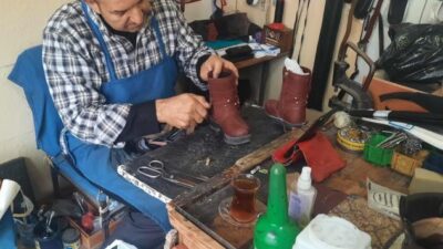 Afyon’da Ayakkabı Tamircileri Randevu İle Çalışmaya Başladı