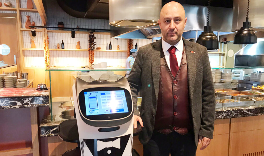 Afyon’da Keyani Gurme Restaurant’ta Garson Robot Hizmette